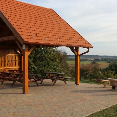 Fahaz A Kilatonal - Woodhouse Lukácsháza